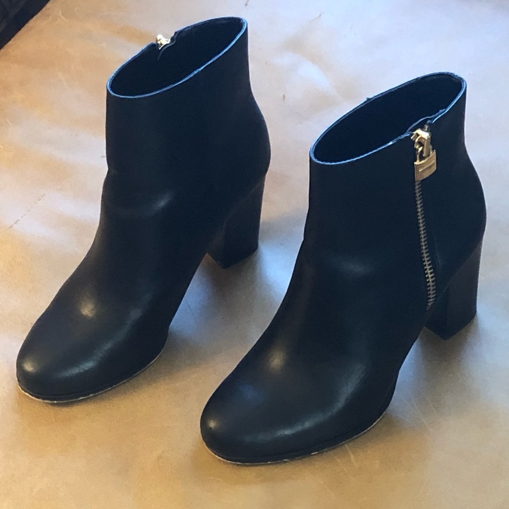 Michael Kors Black Leather Booties , Gold Side Zip With Lock Pull Woman’s 7 1/2 - Picture 15 of 15